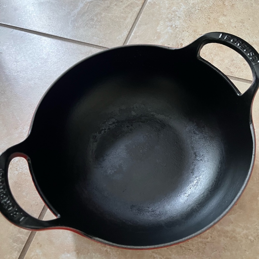 Le Creuset cast iron Balti dish in red - Picture 8 of 11